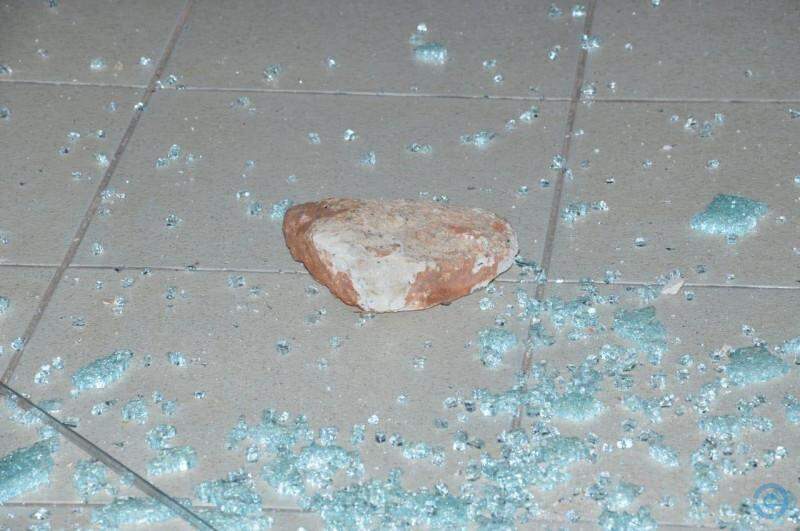 Dupla é presa por furto após atacar vidraças de duas lojas