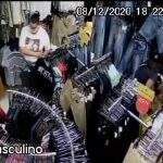 VÍDEO: Trio é flagrado furtando peças de roupa em loja na Capital e um é preso