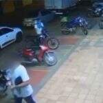 VÍDEO: ladrão cara de pau leva motocicleta de frente de mercado enquanto dono fazia compras