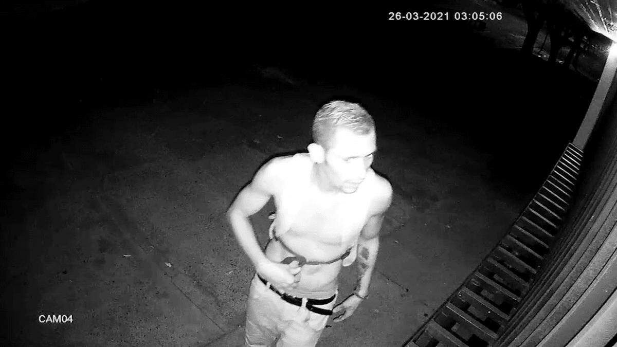 VÍDEO: Câmeras de segurança flagram homem furtando casa enquanto moradores dormem