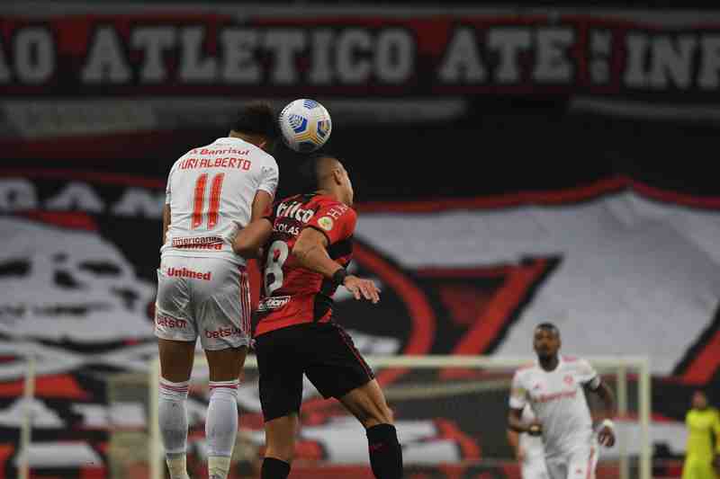 Athletico-PR se recupera no Brasileirão e ganha do Internacional por 2 a 1
