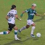 Já rebaixado, Coritiba marca no fim e derrota Palmeiras em casa