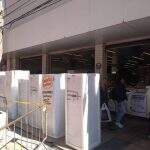 Pedestres reclamam de geladeiras expostas na calçada da 14 de Julho