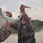 Garça é resgatada após ficar presa em anzol no rio Taquari em MS