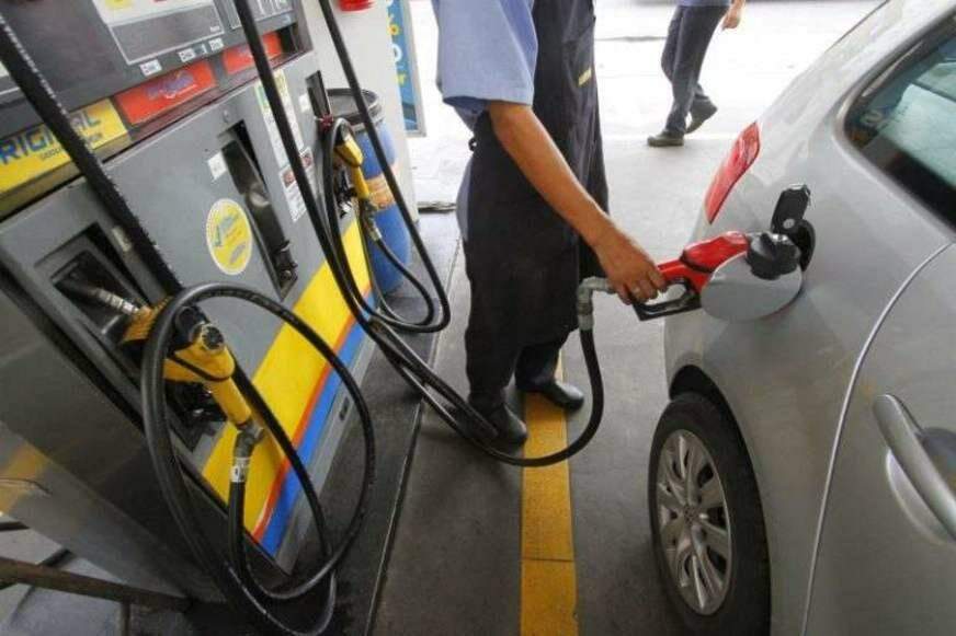 Oferta de gasolina mais cara e ‘eficiente’ passa a ser obrigatória, diz ANP