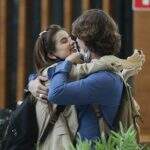É oficial! Giulia Be e Romulo Arantes Neto trocam beijos em aeroporto