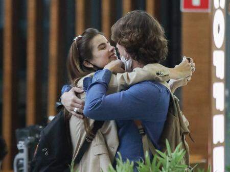 É oficial! Giulia Be e Romulo Arantes Neto trocam beijos em aeroporto