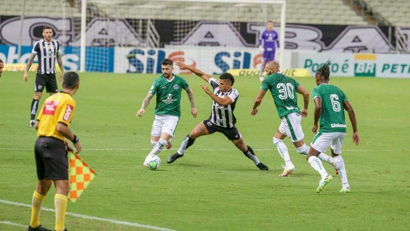 Fora de casa, Goiás marca no final e arranca empate por 2 a 2 contra o Ceará