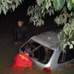 Motorista abandona Gol dentro do rio Taquari após acidente em rodovia de MS