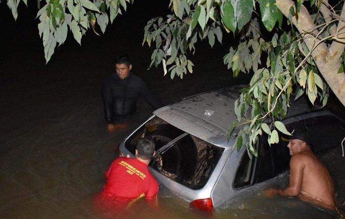 Motorista abandona Gol dentro do rio Taquari após acidente em rodovia de MS
