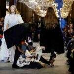 Ativista invade desfile da Louis Vuitton em protesto contra o consumismo