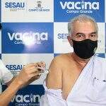 Reinaldo recebe a 3ª dose da vacina contra a Covid e faz apelo pela imunização
