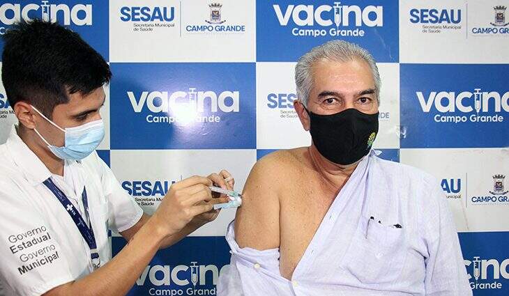 Reinaldo recebe a 3ª dose da vacina contra a Covid e faz apelo pela imunização