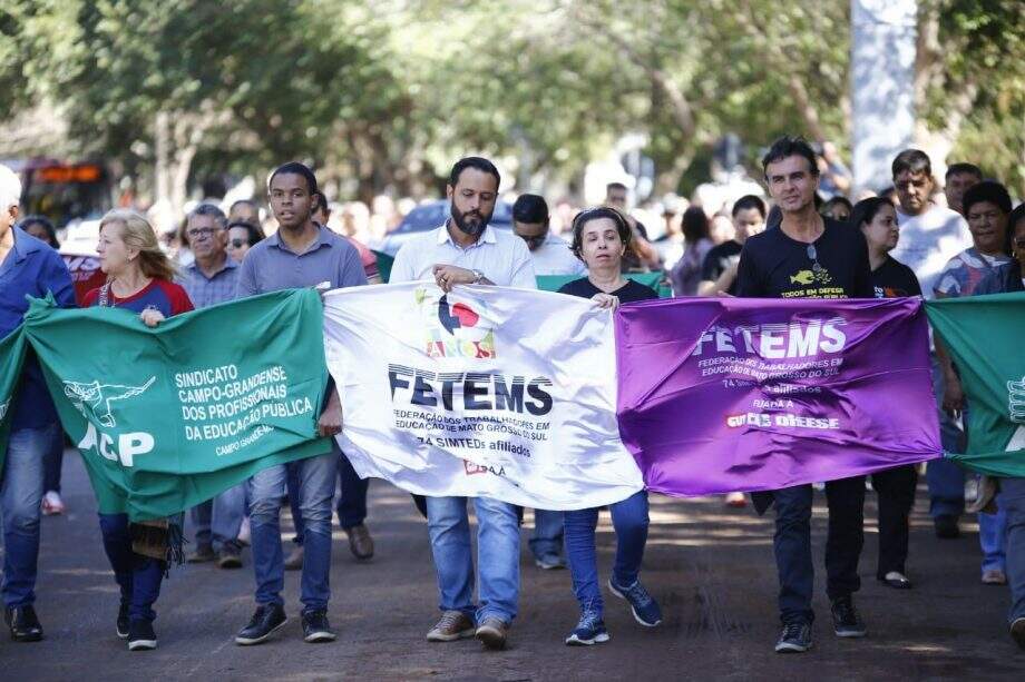 Professores fizeram protestos em frente a governadoria ontem. (Foto: Marcos Ermínio | Jornal Midiamax)