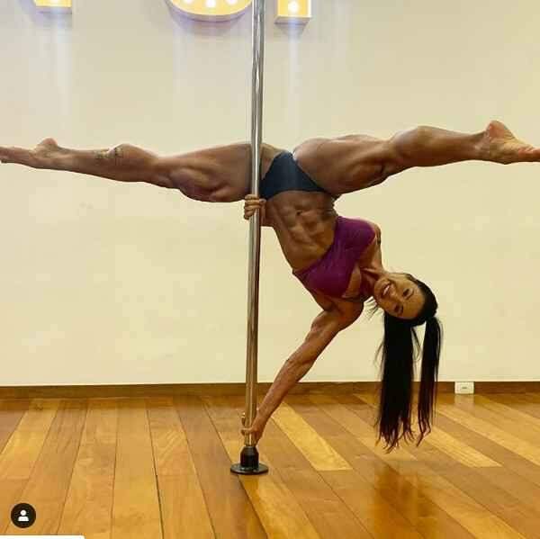 Gracyanne Barbosa posta foto no pole dance e web vai à loucura