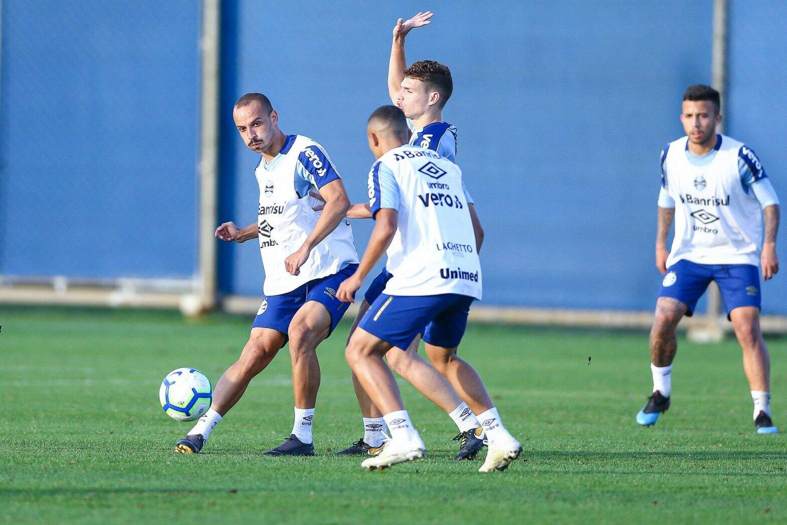 Jogadores do Gremio realizam treino durante a tarde desta sexta-feira (Foto: Lucas Uebel/Grêmio FBPA)