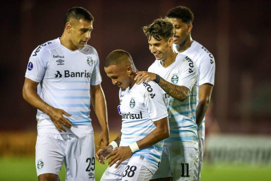 No retorno a La Fortaleza, Grêmio vence Lanús por 2 a 1 e lidera Grupo H