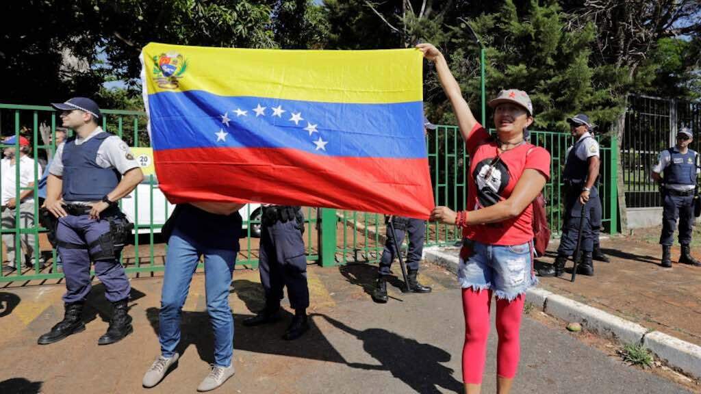Grupo de aliados de Guaidó deixa embaixada da Venezuela em Brasília
