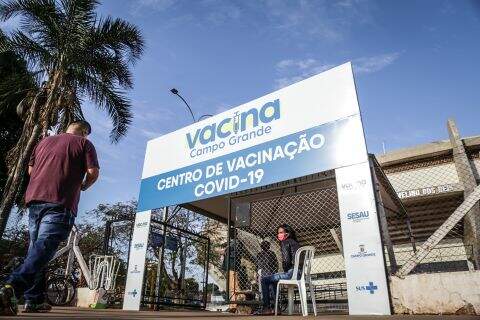 Campo Grande vacina pessoas a partir de 25 anos e aplica 2ª dose nesta quinta