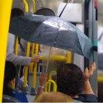 Passageira usa guarda-chuva dentro de ônibus e foto viraliza nas redes sociais 