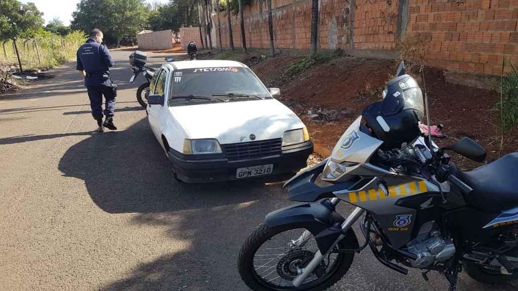 Carro furtado é encontrado abandonado em rua de Campo Grande