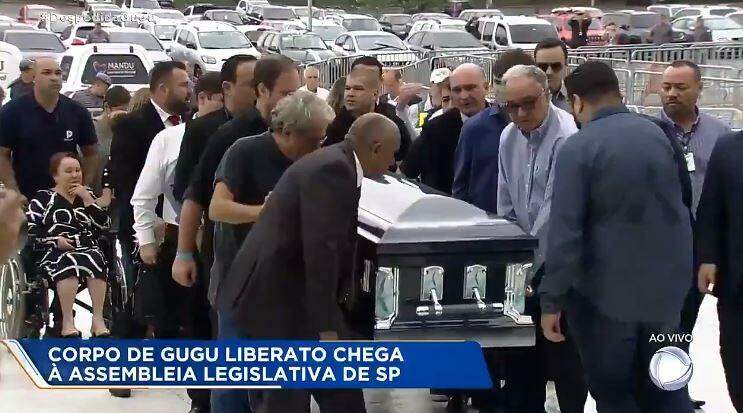 Corpo de Gugu chega à Assembleia Legislativa de São Paulo para velório