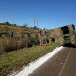 VÍDEO: Resgate de blindado do exército dá errado e guincho tomba em rodovia de MS