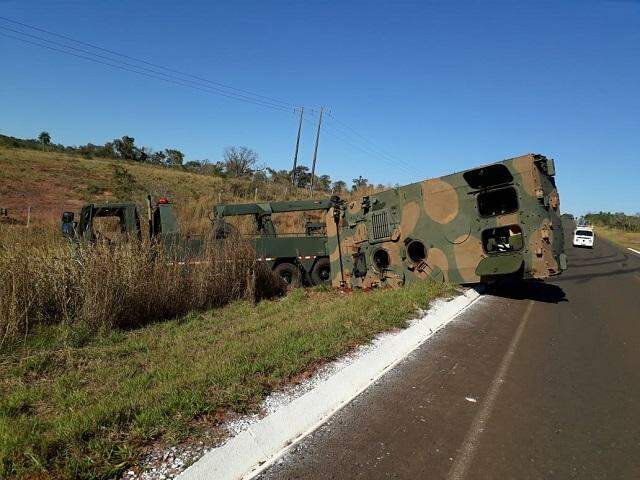 VÍDEO: Resgate de blindado do exército dá errado e guincho tomba em rodovia de MS
