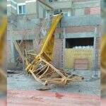 Guindaste cai de edifício e assusta operários de construção em área nobre