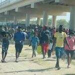 Haitianos “invadem” ponte do Texas e agravam crise imigratória