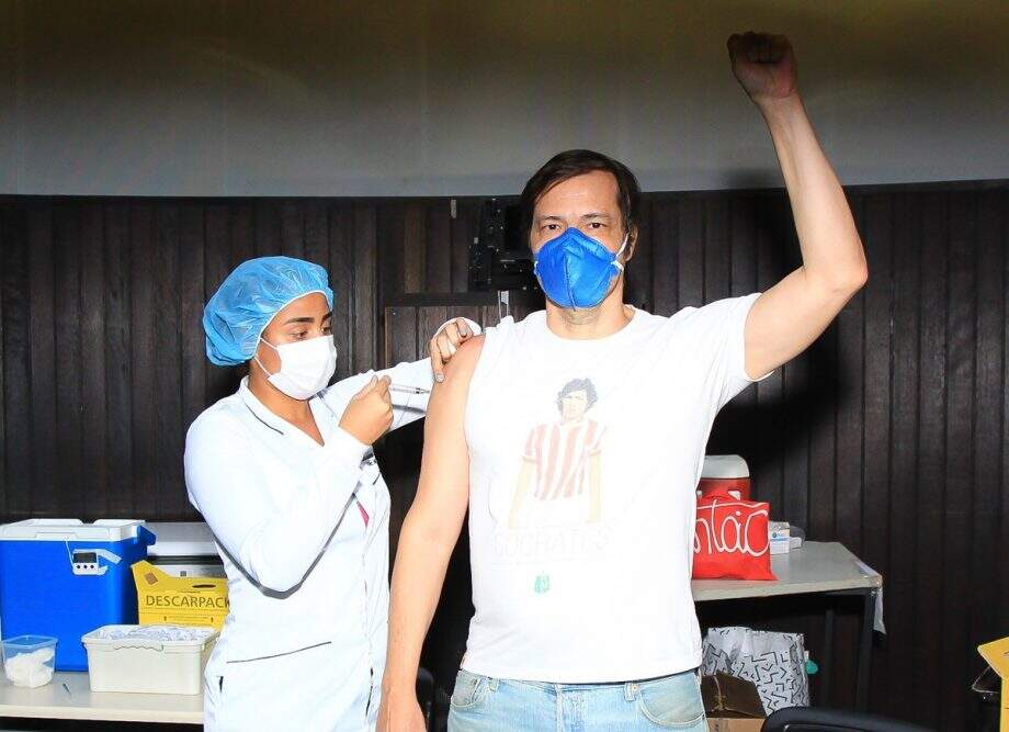 Após ficar na UTI com Covid, Heitor Martinez é vacinado no Rio