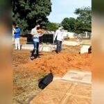VÍDEO: Violinista, filho emociona a todos ao sepultar a mãe ao som de ‘Bela Herança’