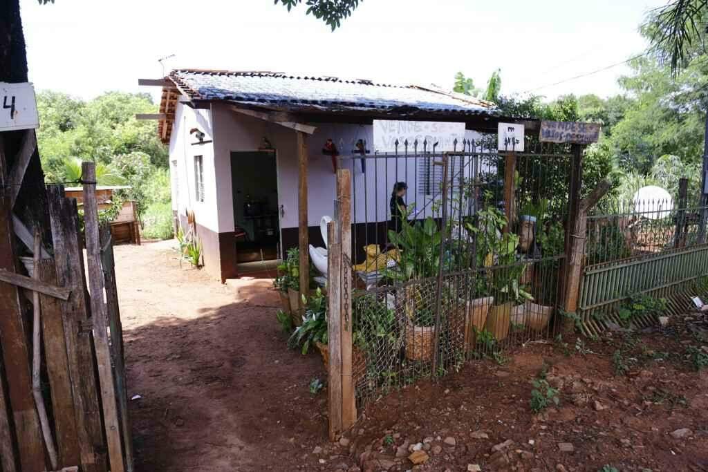 Homem carpia quintal quando foi morto (Foto: Henrique Arakaki