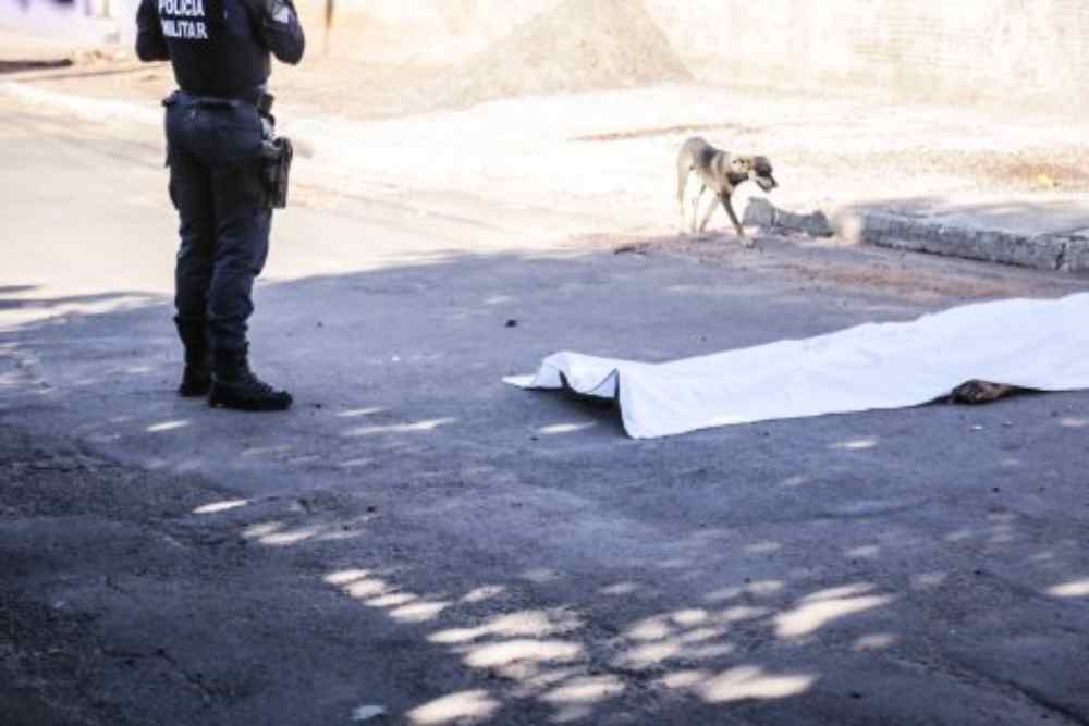 Vítima foi assassinada na rua