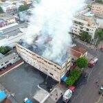 Com 12 mil litros de água, bombeiros controlam chamas de hotel no Centro