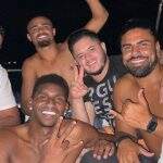 Jogador do Flamengo aparece em aglomeração com amigos em Angra