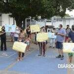 Familiares e amigos fazem protesto e pedem justiça para caso de mulher morta a facadas em MS