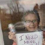 Isolada, idosa de 93 anos pede cerveja e ganha 150 latinhas.