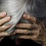 Idosa de 94 anos maltratada por filha foge de casa e pede ajuda a vizinho