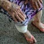 Idosa de 87 anos é espancada enquanto dormia por ladrão encapuzado