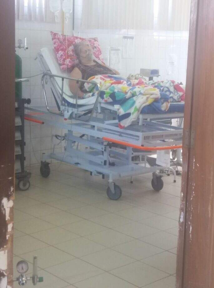 Idosa espera há 10 horas por ambulância para ser transferida a hospital