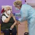 VÍDEO: Idosa de 96 anos é a primeira a ser vacinada na Espanha