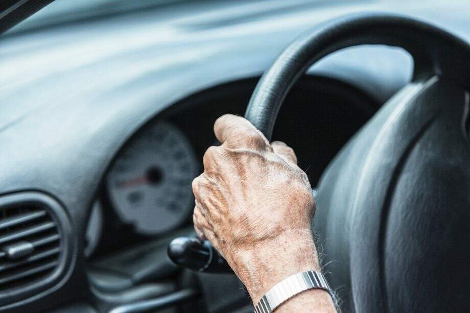 Aos 90 no volante: saiba onde estão os condutores mais velhos com CNHs ativas em MS