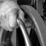 Vizinho é condenado por desviar aposentadoria de idoso cadeirante na Capital
