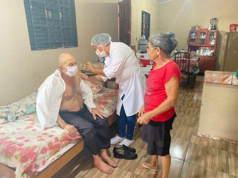 Em Maracaju, idoso de 102 anos é o 1º a ser vacinado contra Covid-19 fora de asilos