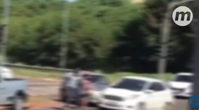 VÍDEO: Carro atropela idosos ao tentar furar fila da vacinação em Campo Grande