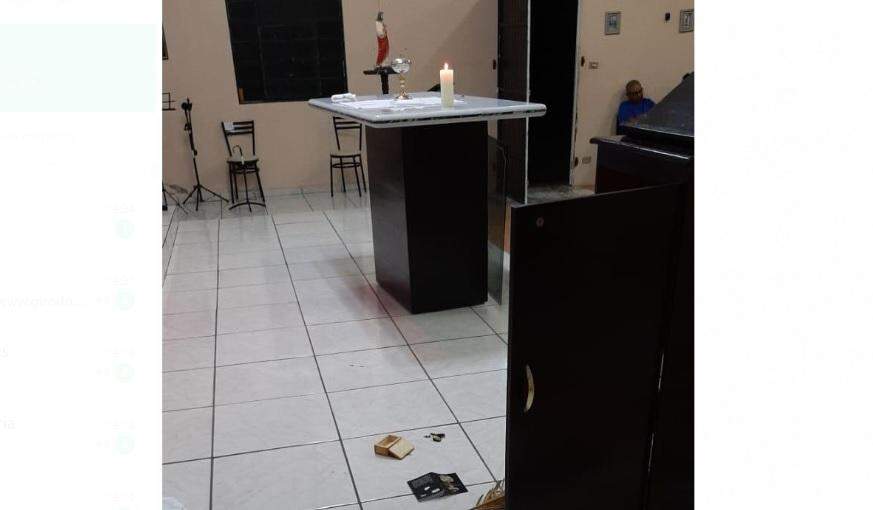 Ladrões arrombam igreja em Campo Grande, destroem sacrário e pisam em hóstias