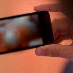 Mulher deixa celular no conserto e tem fotos íntimas espalhadas pelo WhatsApp