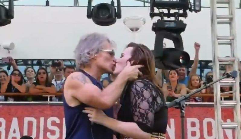 Bon Jovi beija fã de 22 anos em show