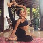 Isis Valverde mostra sua flexibilidade em pose de ioga